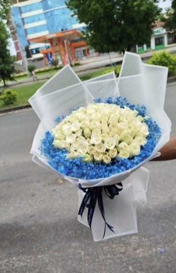 White roses&blue babiesbreath