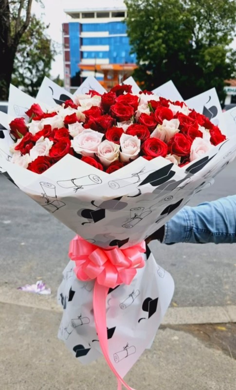 Love symphony gifts flowers 150 stems